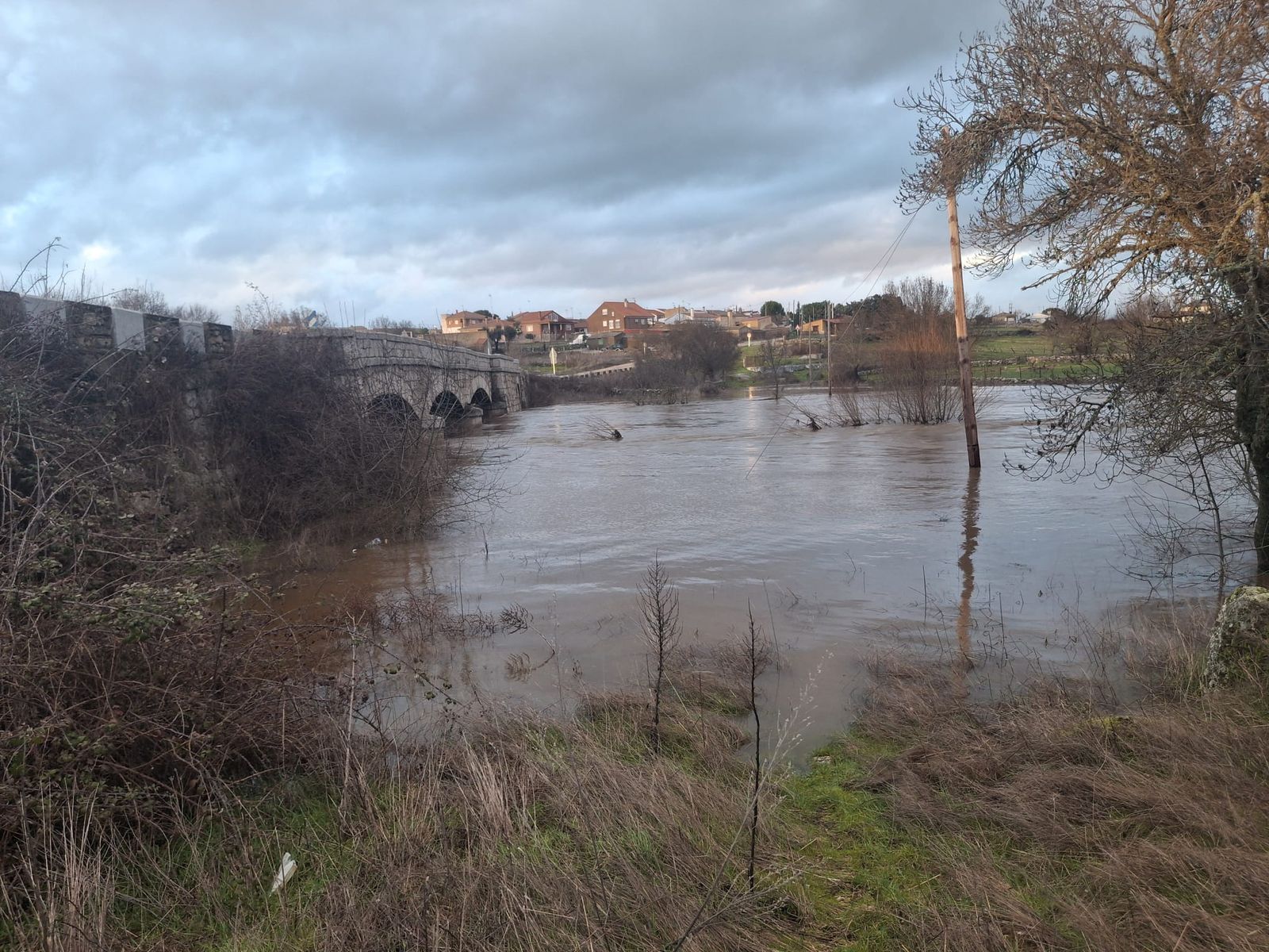 Río Huebra desbordado a su paso por Pelarrodríguez