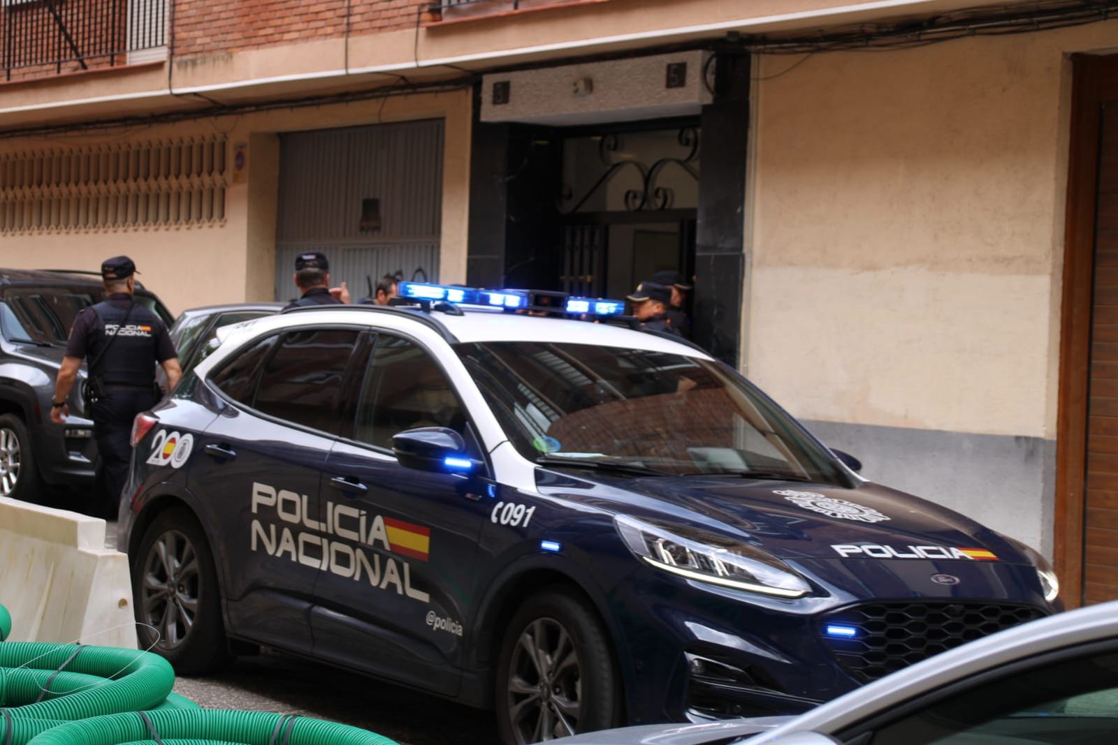 policia-nacional-inspeccionando-una-vivienda-en-la-calle-peru-1