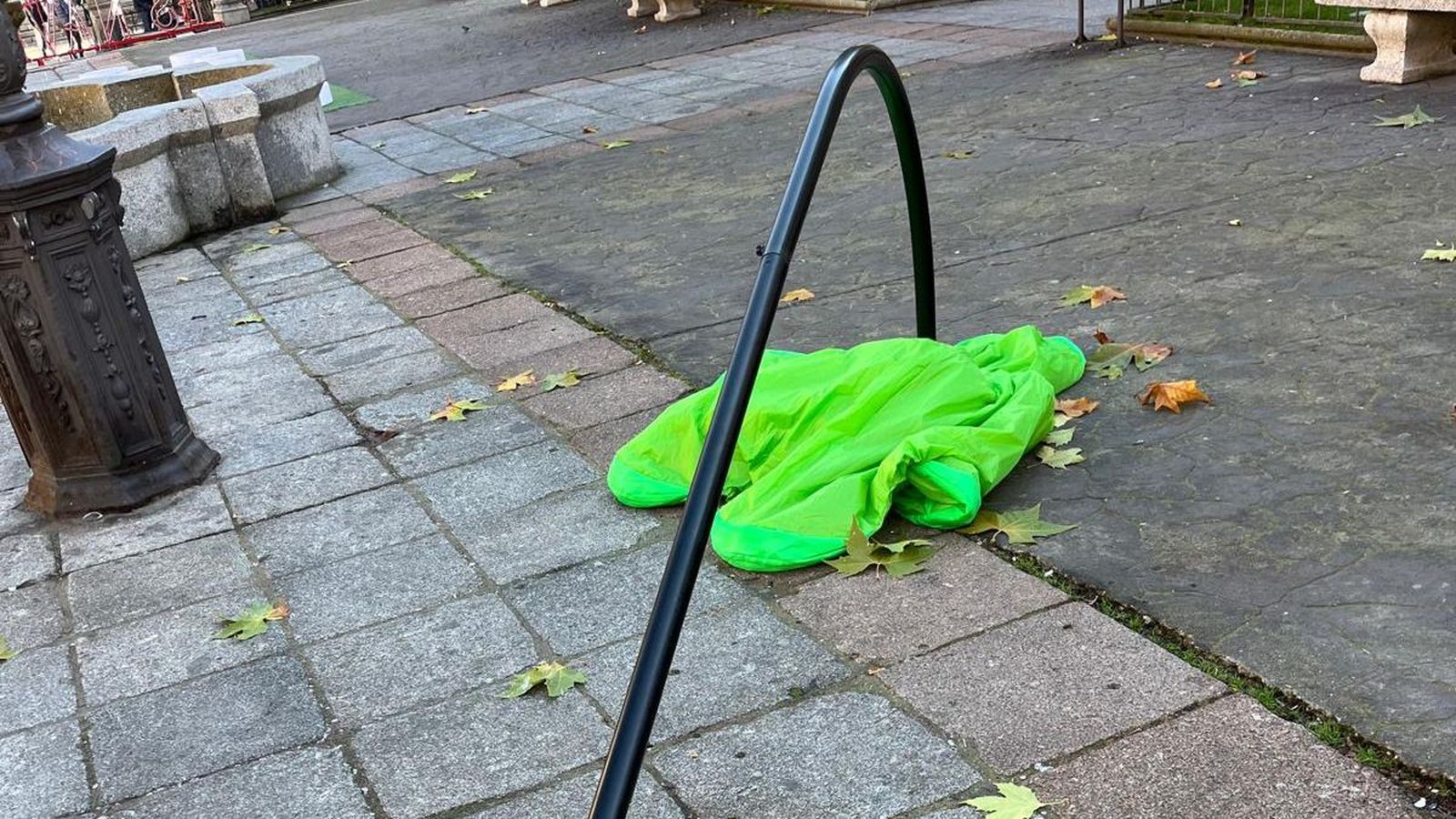 Adorno derribado en la plaza de los Bandos