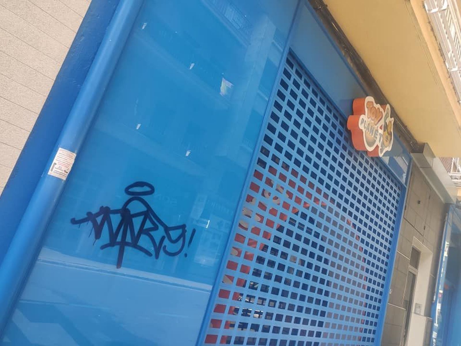 El irónico agradecimiento 'al decorador de la calle Lope de Vega' tras una noche de vandalismo