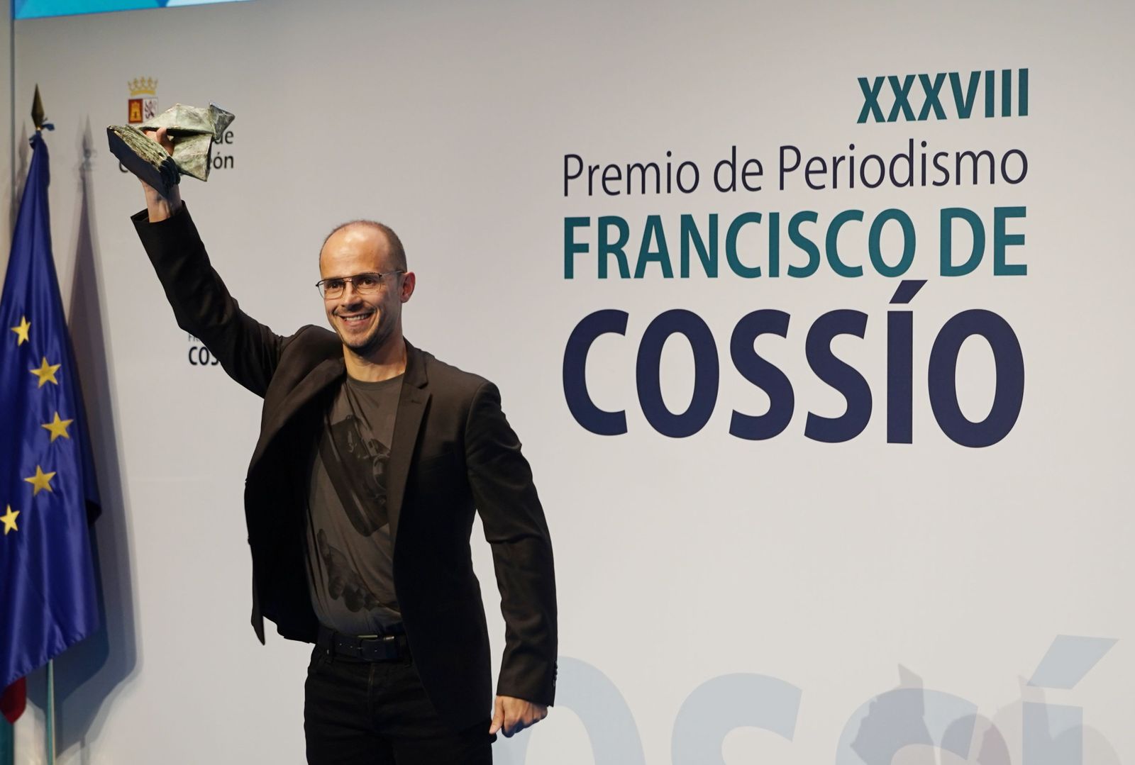José Vicente recibiendo el premio Francisco Cossío | Agencia ICAL