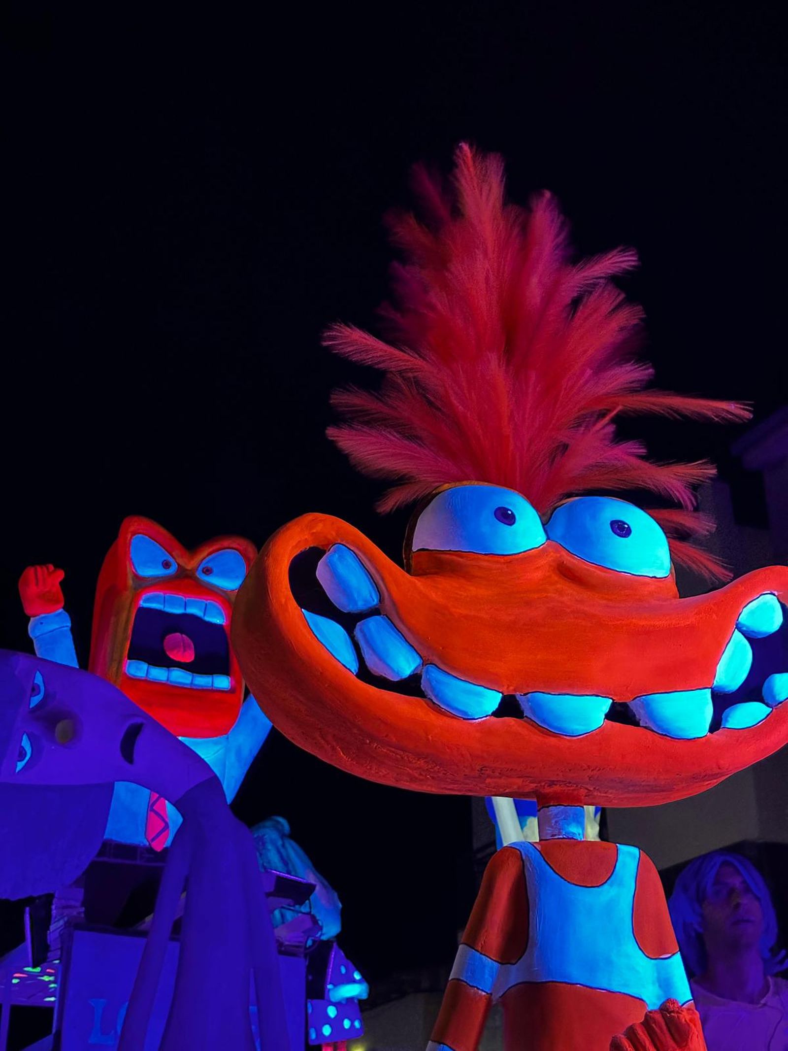 El desfile de carrozas de Aldeadávila vuelve a llenar de luz y color las calles en sus fiestas