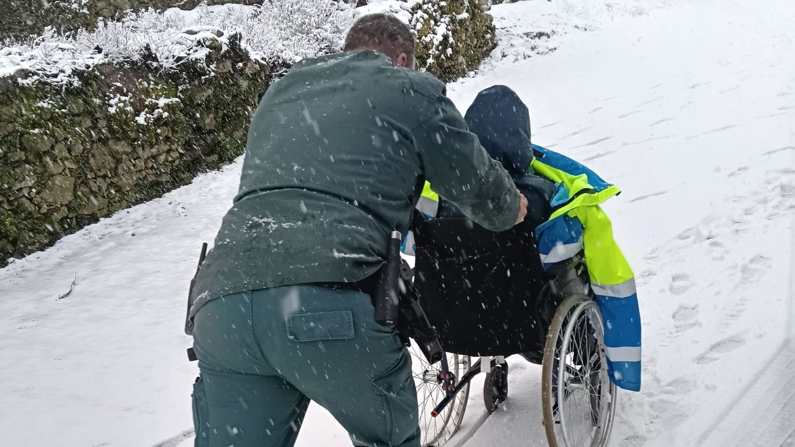 Uno de los agentes de la Guardia Civil trasladó al paciente en silla de ruedas hasta su domicilio