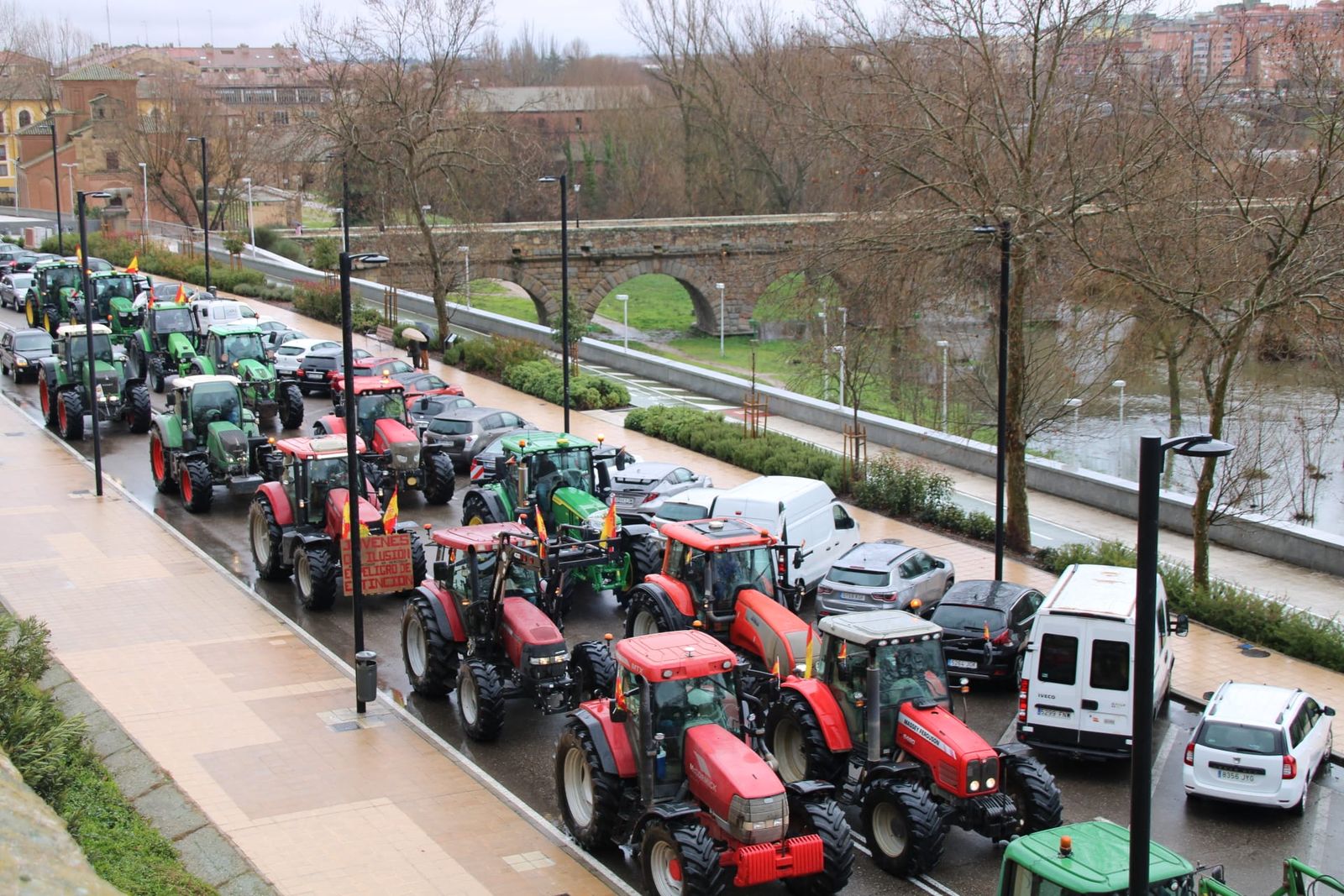 En imágenes la marcha con tractores y vehículos de campo en Salamanca en protesta contra Mercosur