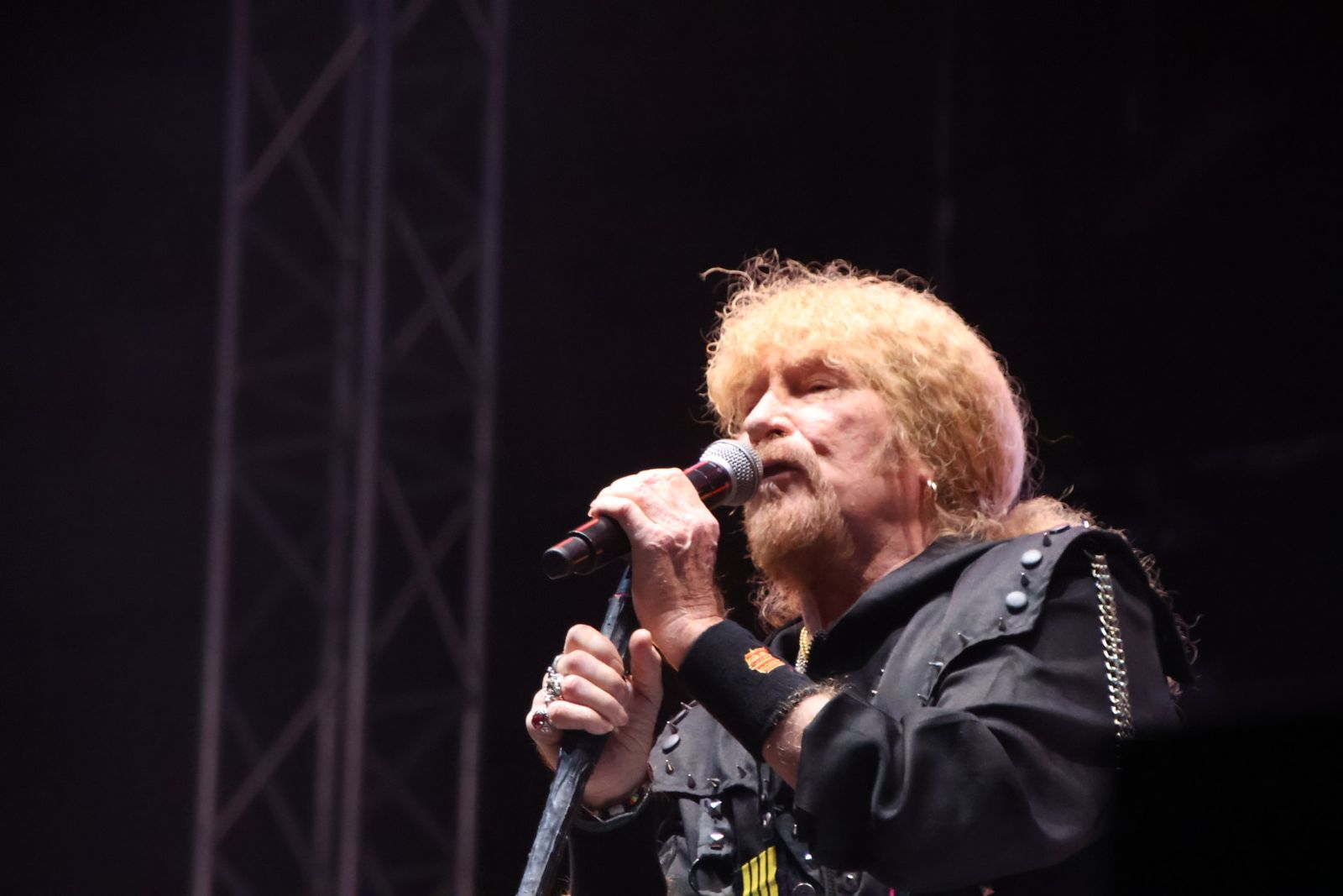 Medina Azahara hace vibrar a la Plaza Mayor de Salamanca con su eterno y emblemático rock