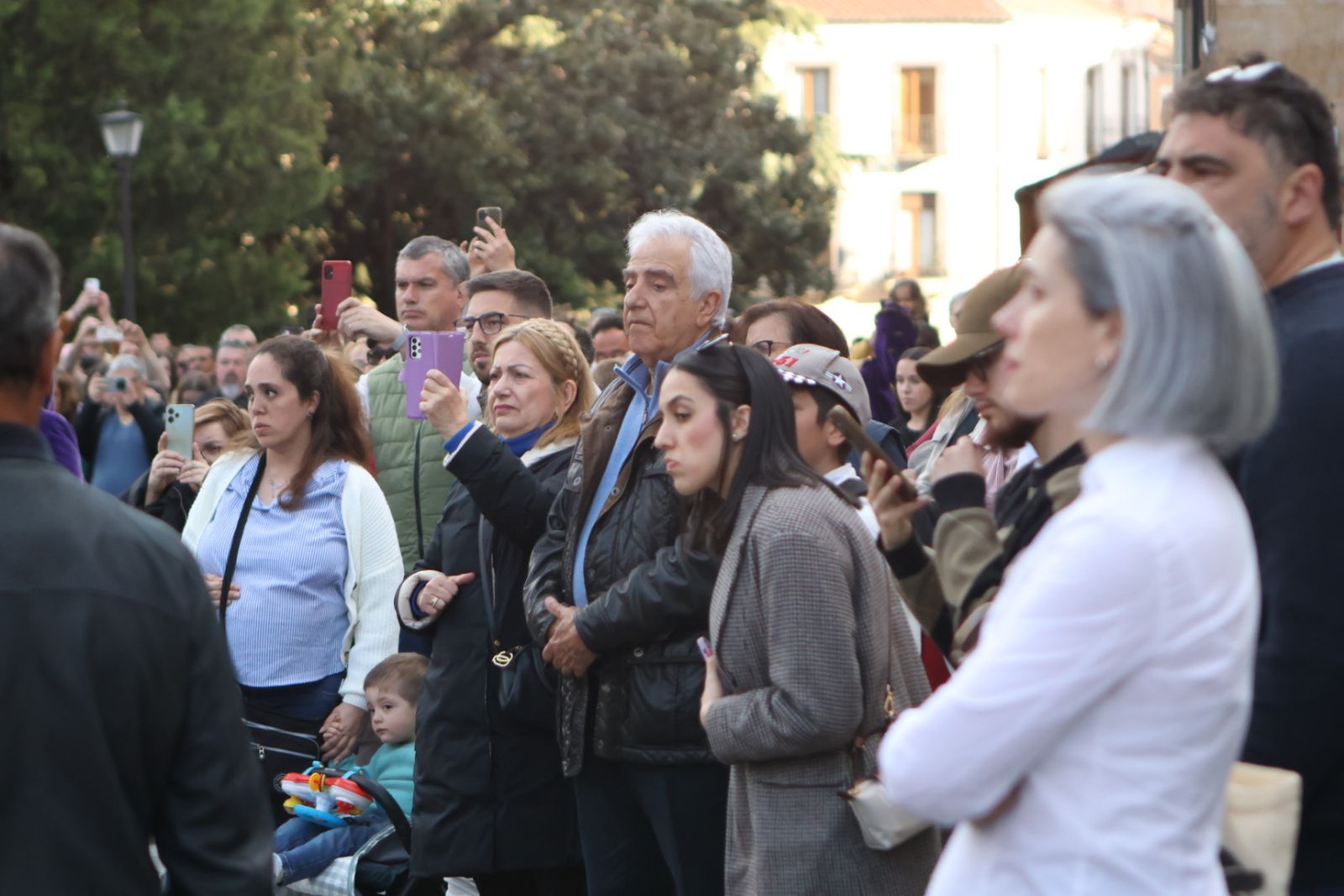 Jesús Rescatado procesiona en Salamanca con su nueva túnica y la atenta mirada de cientos de fieles