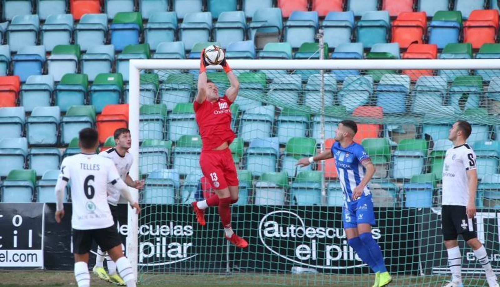 Salcedo atrapa un balón ante el Avilés / FOTO SALAMANCA24HORAS.COM