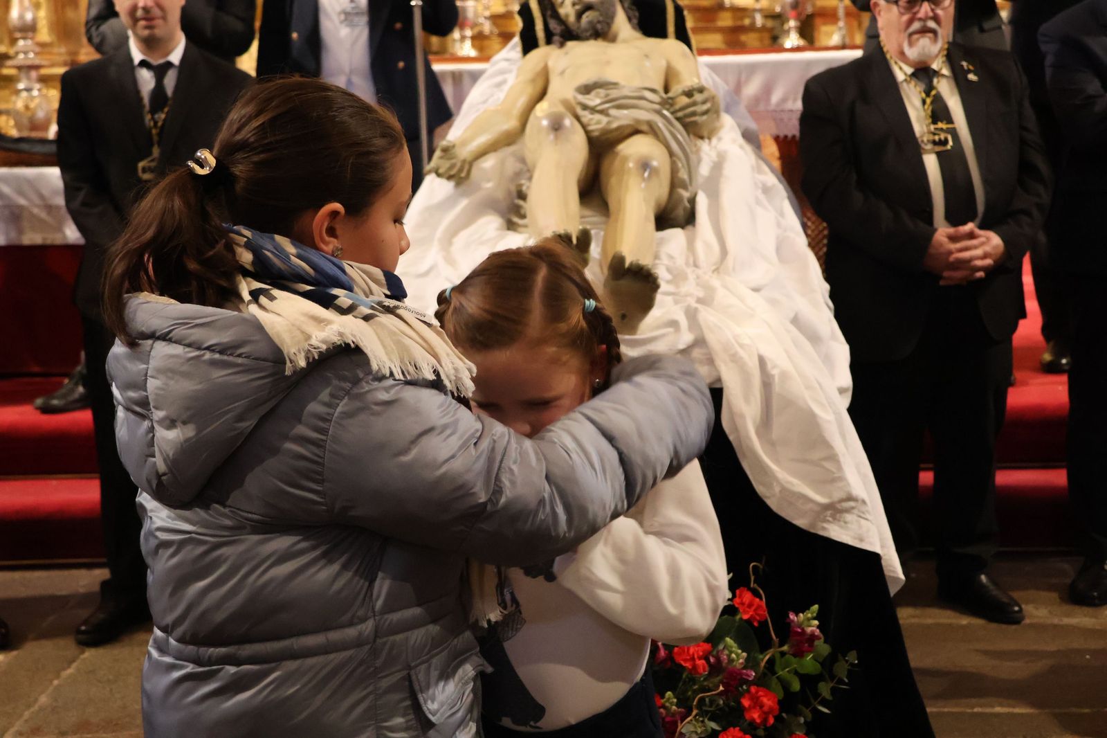 Entrada de nuevos hermanos del Santo Entierro (8).JPG