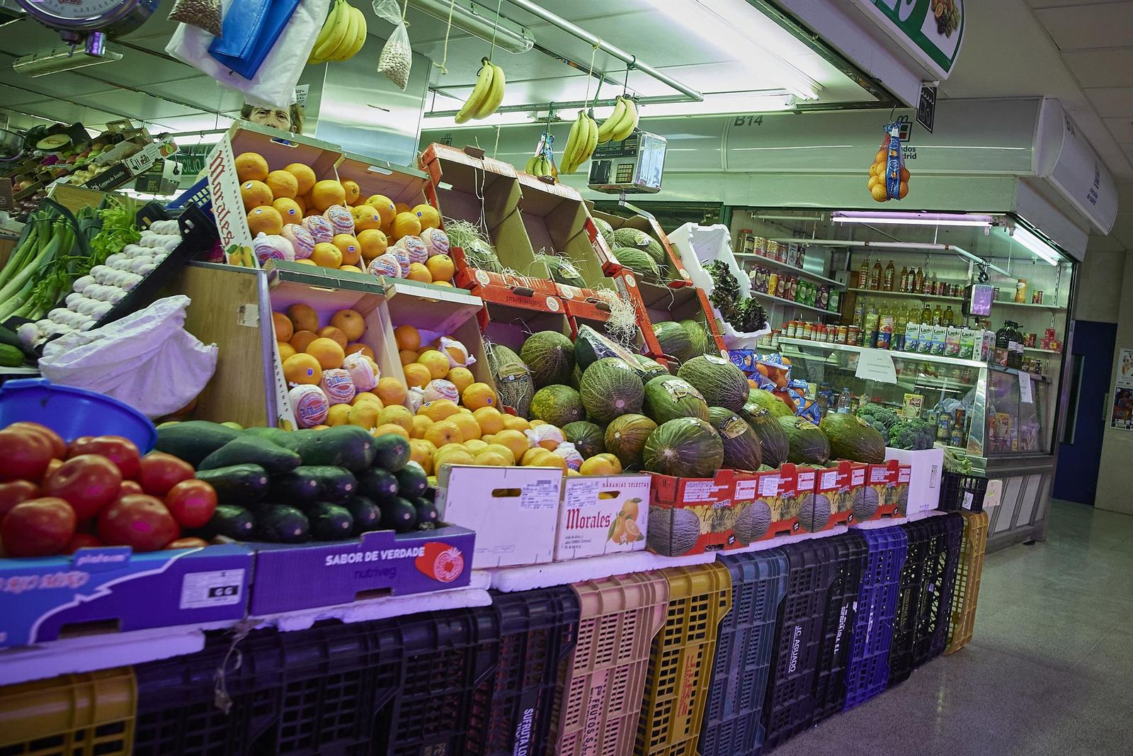 Un estante de frutas y verduras EP