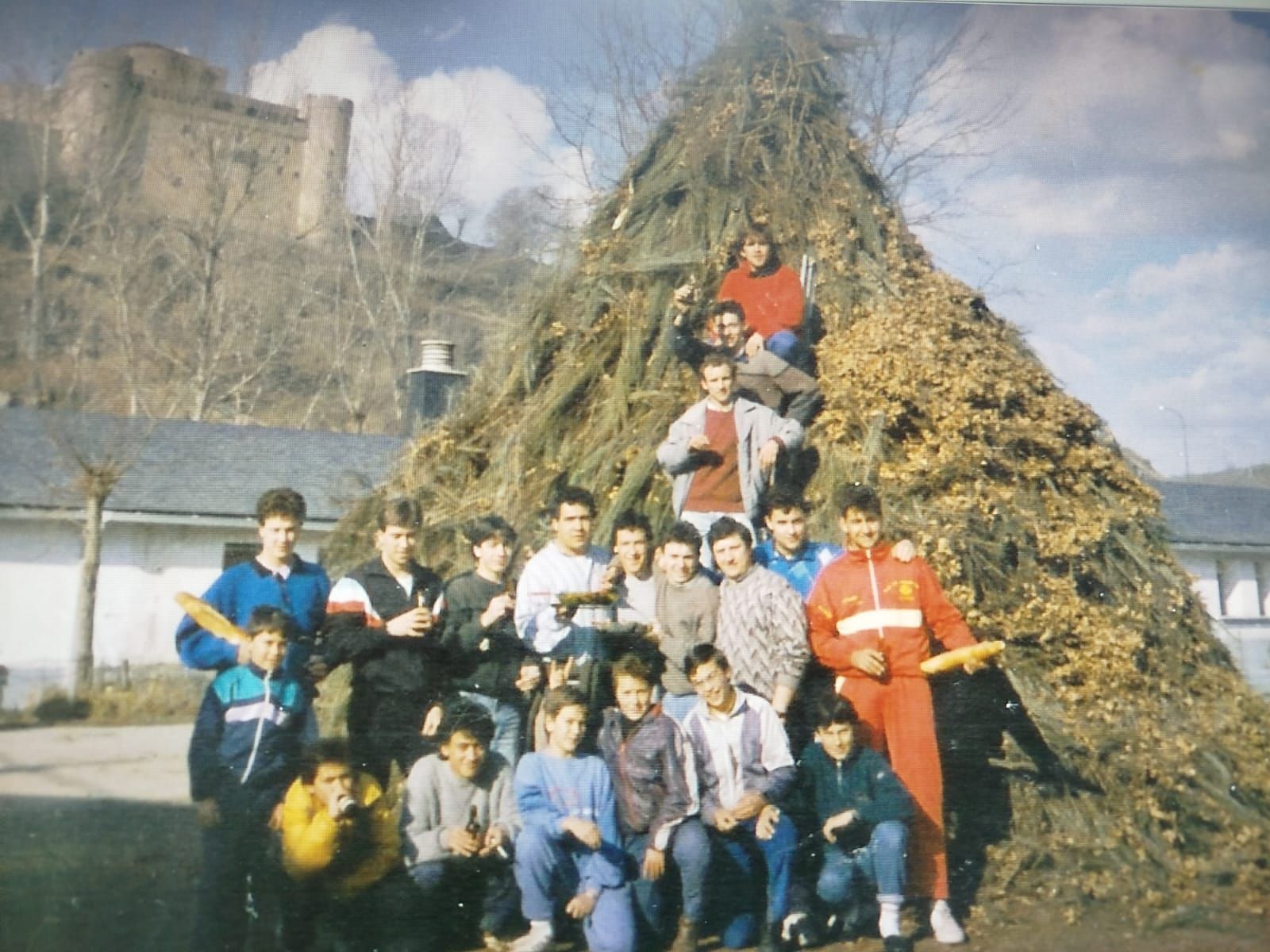 Niños y jóvenes disfrutan de Las Candelas de Puebla de Sanabria en los años 80