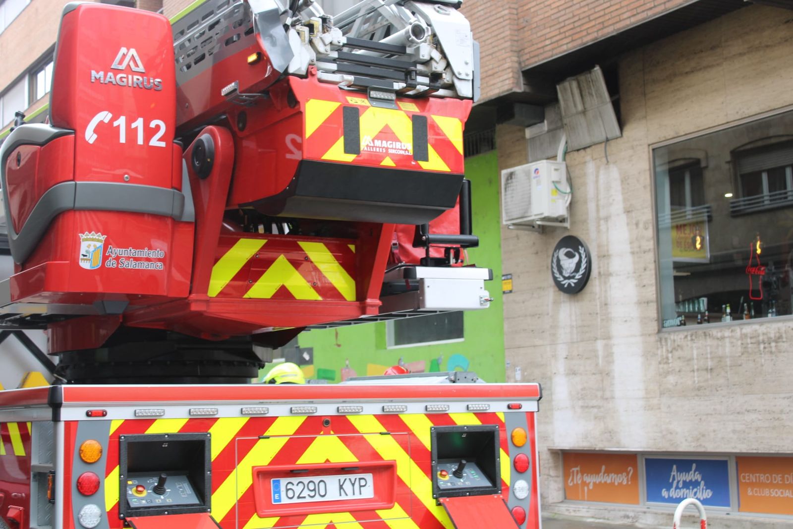bomberos-y-policia-local-en-la-calle-fernando-de-la-pena-7