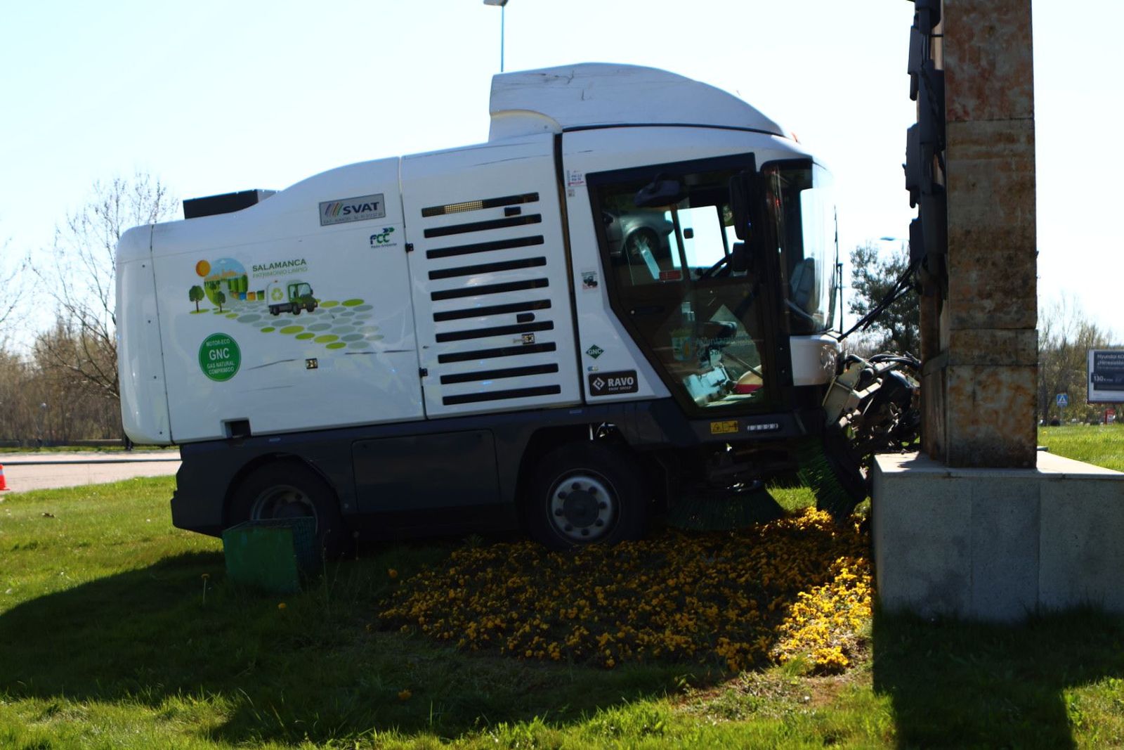 Una barredora se sale de la vía y termina chocando en la glorieta de la Charrería