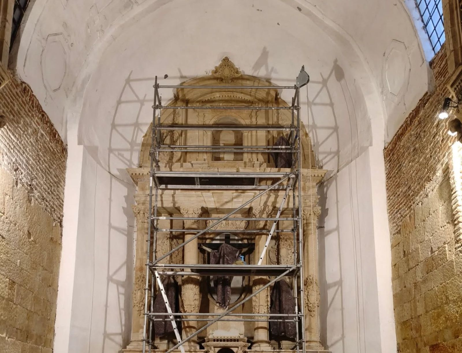 Retablo en obras en la iglesia de Villoria