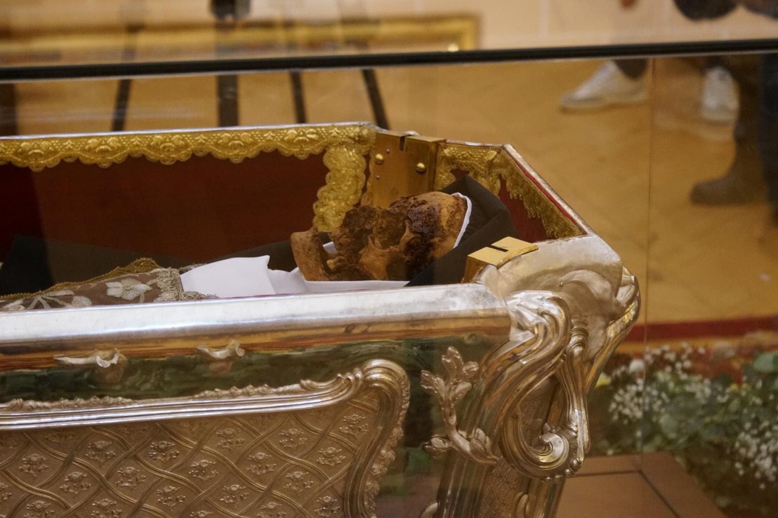 apertura-de-la-basilica-de-la-anunciacion-para-venerar-el-cuerpo-de-santa-teresa-en-alba-de-tormes-fotos-juanes-1
