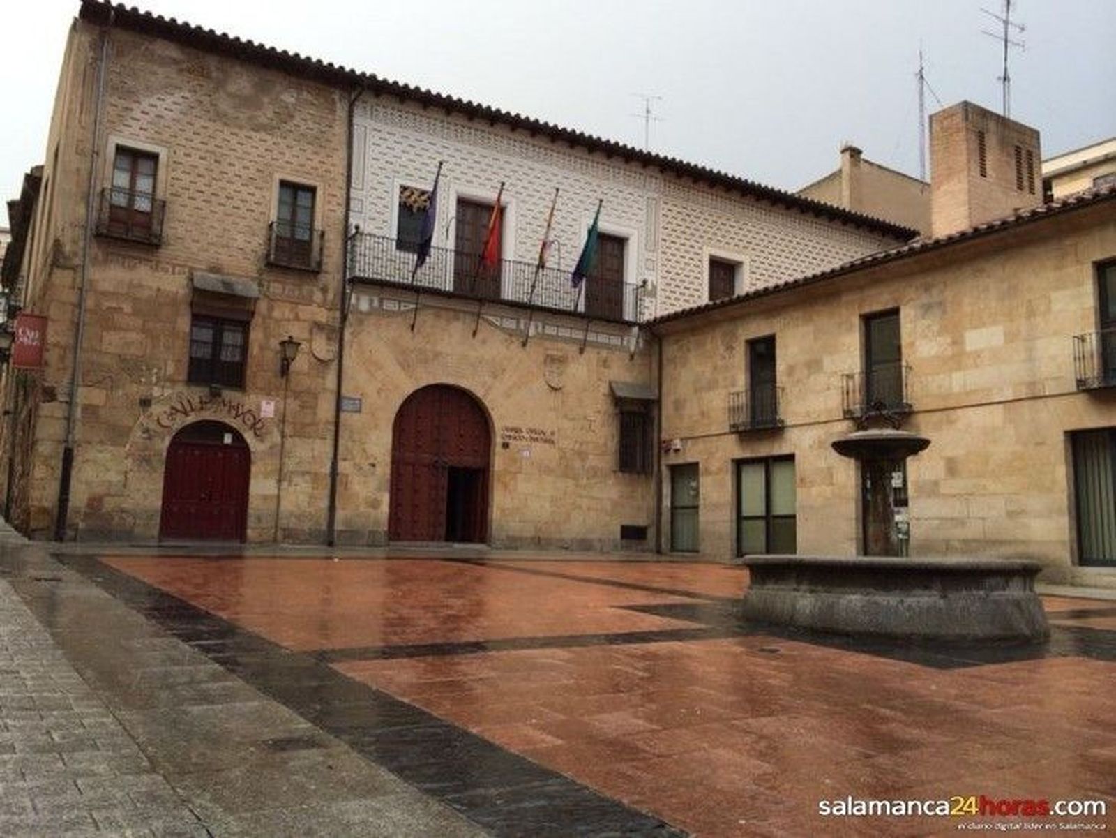 Alarma junto a la Plaza Mayor por un hombre mostrando una pistola simulada