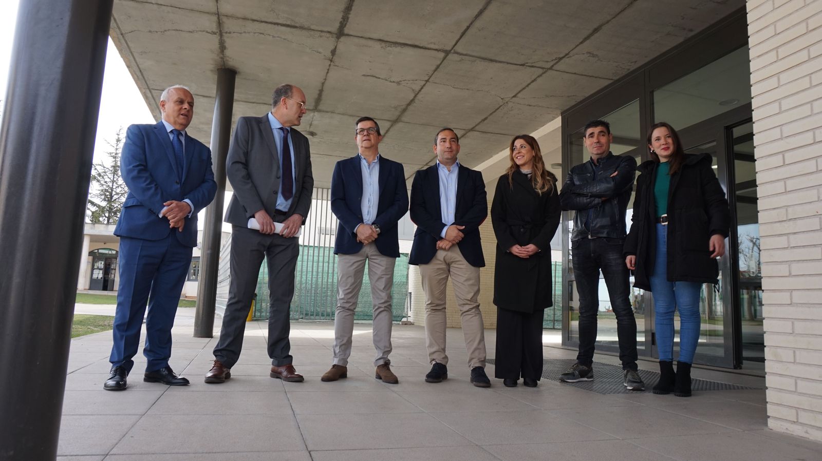 el-director-general-de-centros-e-infraestructuras-jose-migel-saez-visita-la-ultima-fase-al-ceip-maria-moliner-de-castellanos-de-moriscos-5