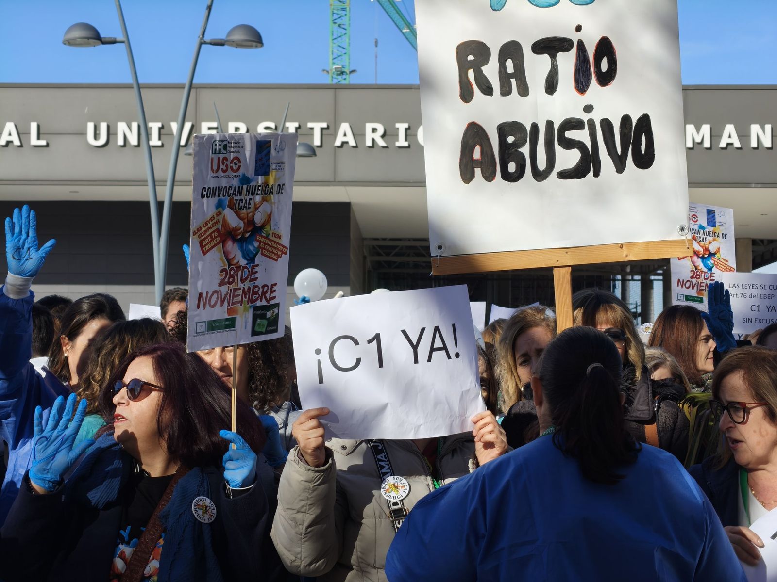 Las TCAEs de Salamanca se concentran a las puertas del hospital de Salamanca