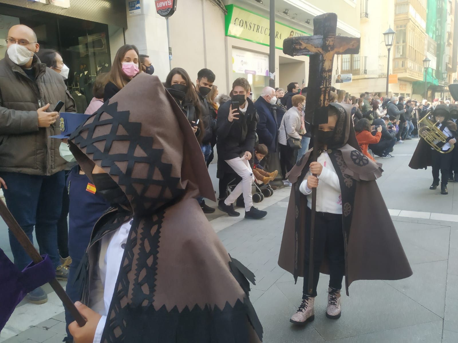 los-escolares-de-la-medalla-milagrosa-sacan-la-semana-santa-a-la-calle-23