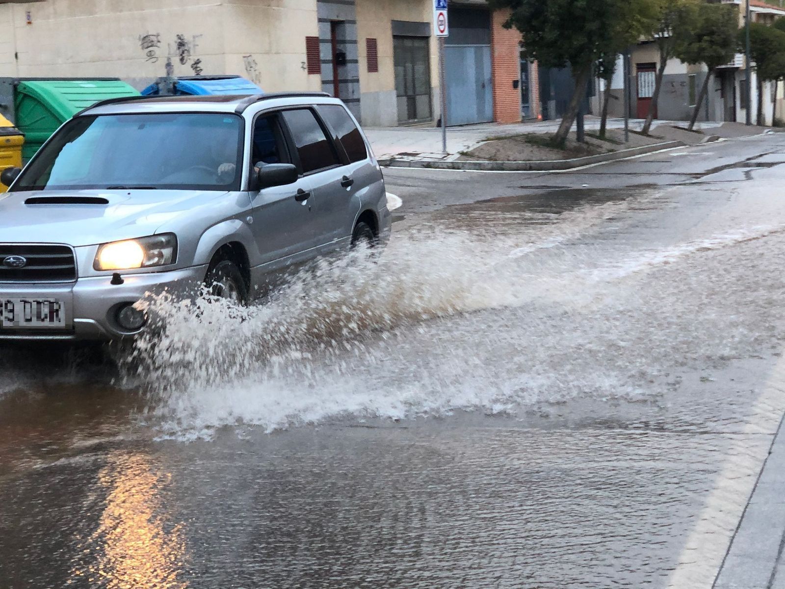 Conducir con lluvia. Foto de archivo