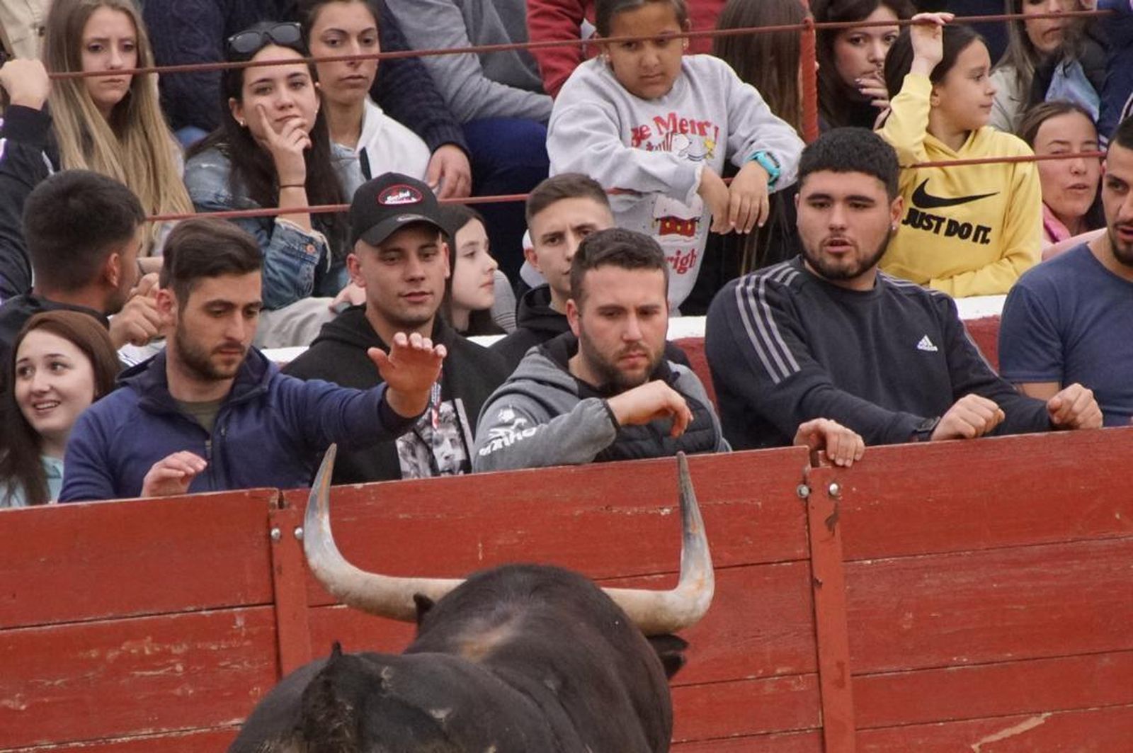 ambiente-y-participacion-durante-el-toro-del-voto-en-villoria-suelta-de-dos-toros-del-cajon-foto-juanes-73