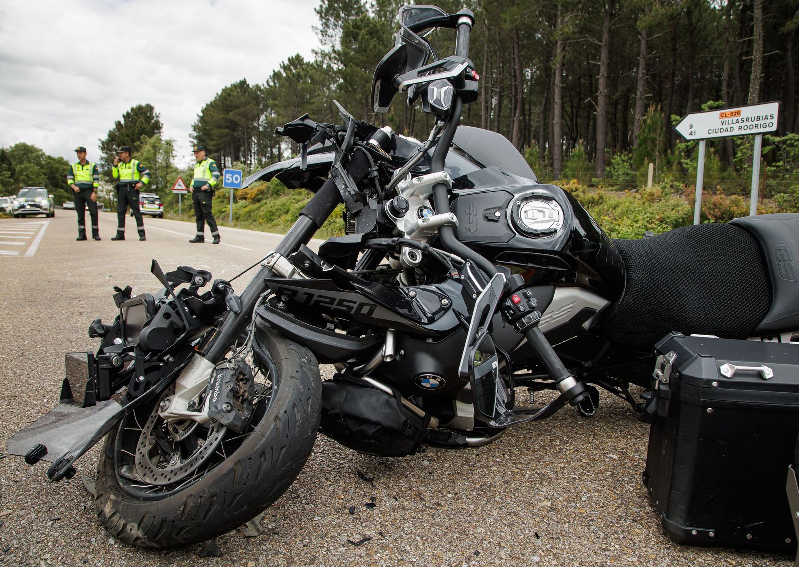 Un herido grave en una colisión entre una moto y un turismo en el pk 43 de la CL-526, en El Payo Vicente  ICAL (5).jpg