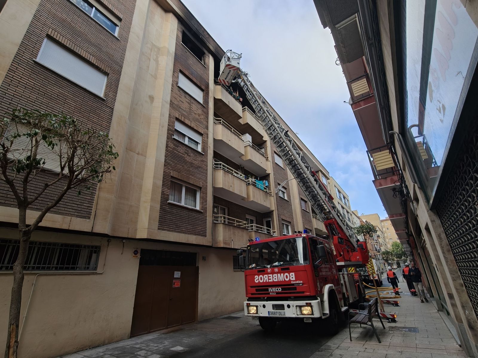 Los bomberos sofocan un incendio en una vivienda de la calle Vasco de Gama