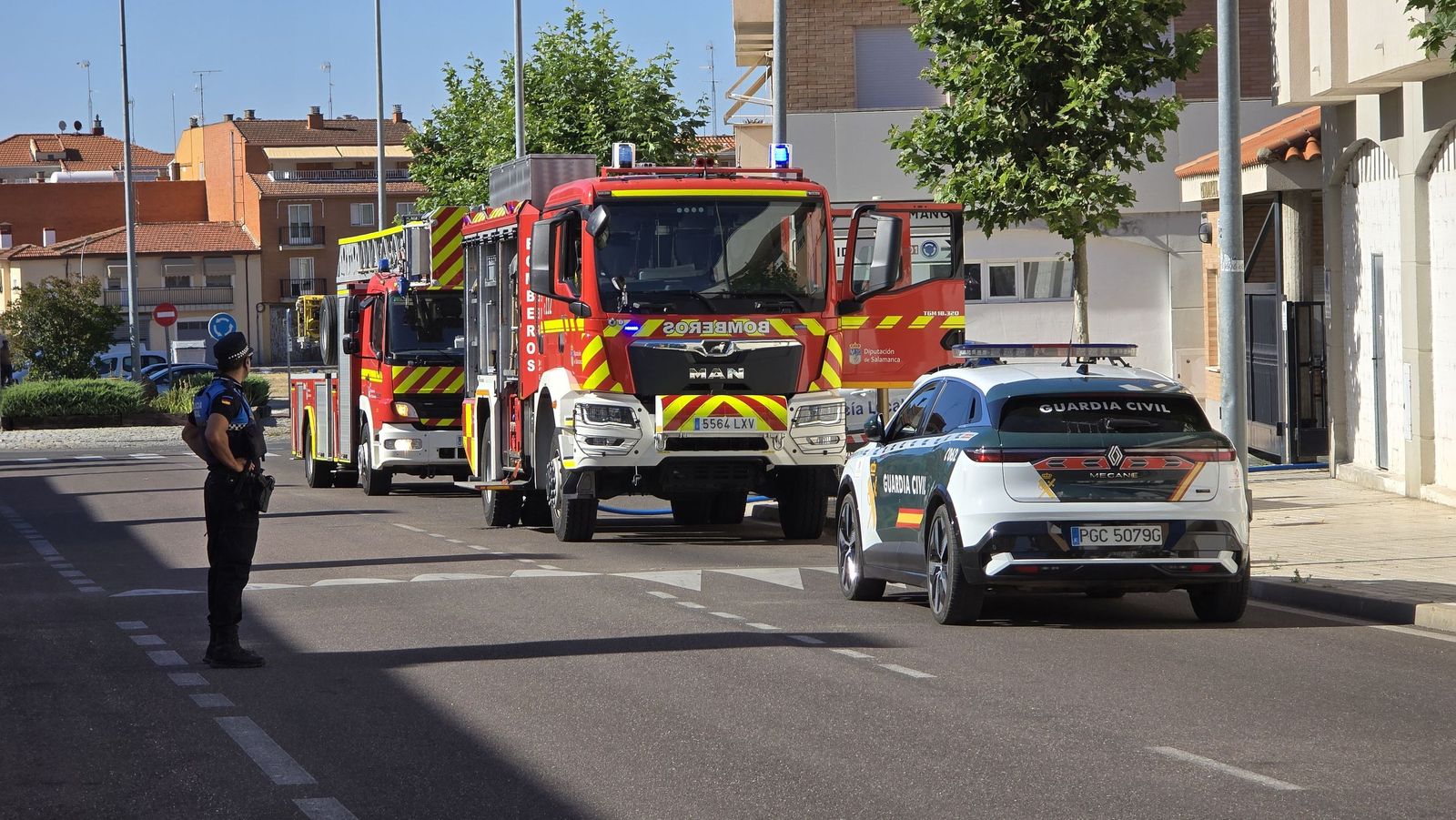 Incendio en una vivienda en los edificios La Yedra en Santa Marta de Tormes con la Policía Local y la Guardia Civil de Salamanca