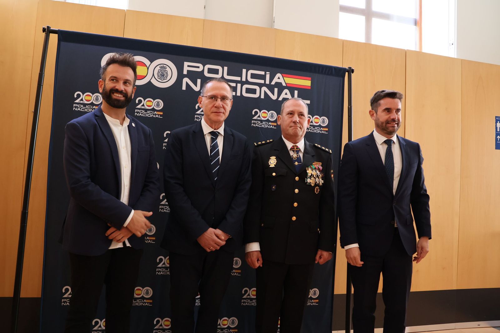 Ceremonia de imposición de condecoraciones a miembros de la Policía Nacional en honor a los Santos Ángeles Custodios