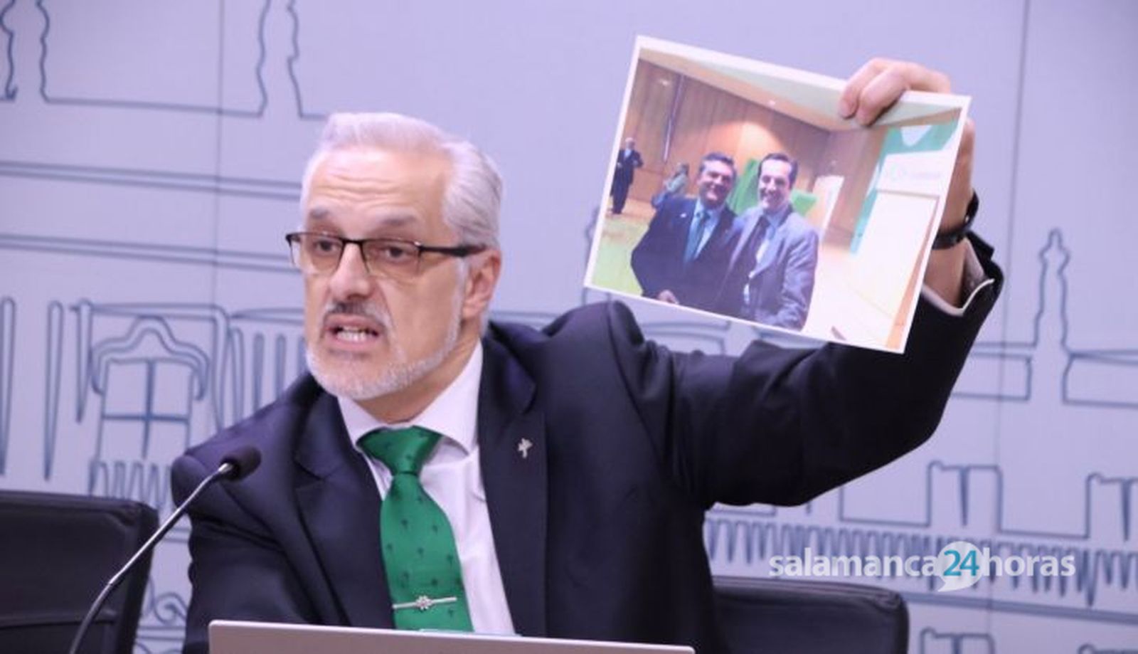 Rueda de prensa de Pérez de la Sota y Maria Carpio Rueda de prensa de Pérez de la Sota y Maria Carpio