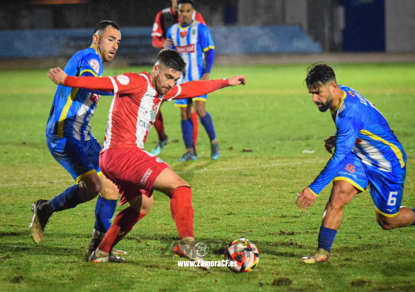 Juanan, en disputa del balón en el Arandina - Zamora CF.