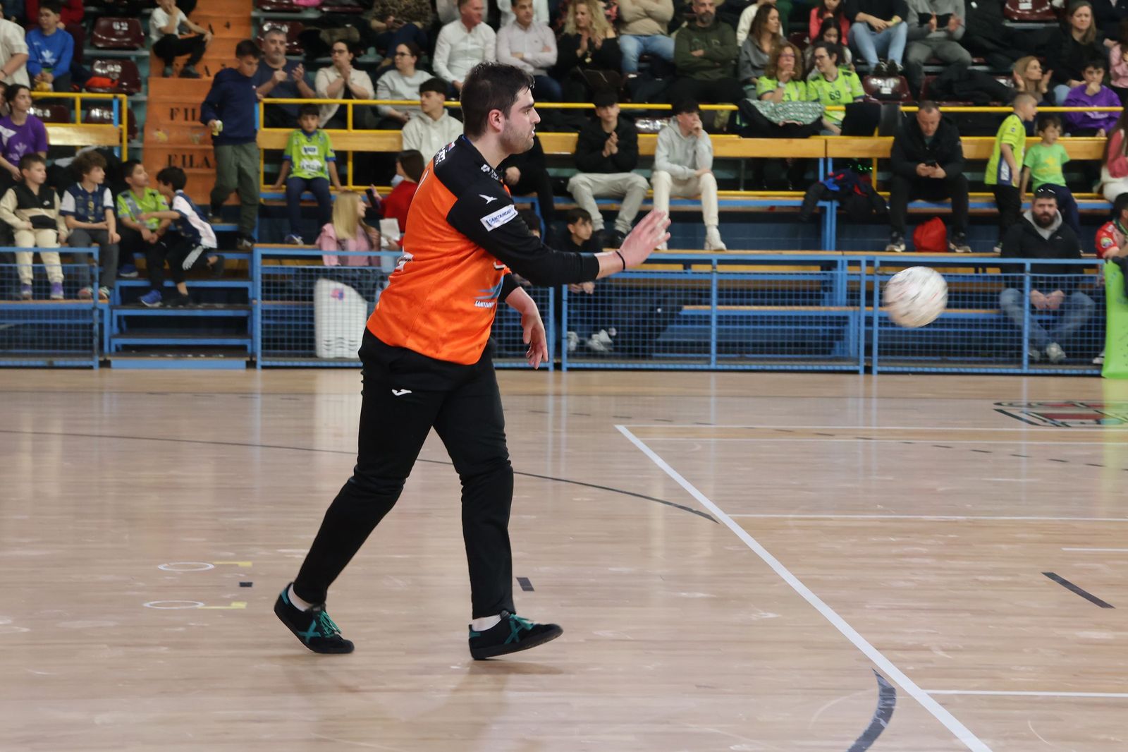 GALERÍA | Revive el apasionante duelo entre el Balonmano Zamora y el Ciudad de Santander