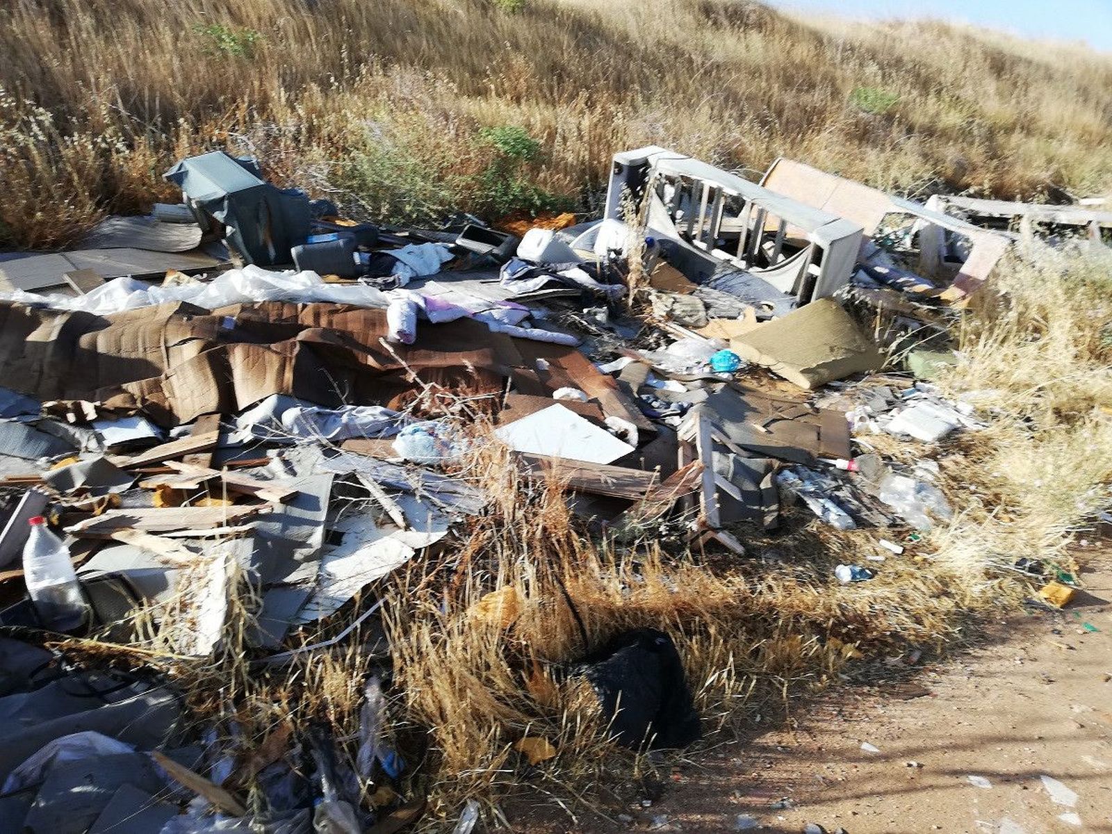 Vertedero Calzada de Medina 10 8 2019 (4)