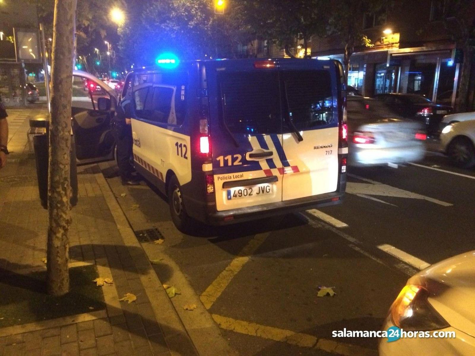 Policía Local de noche en Salamanca. Foto de archivo