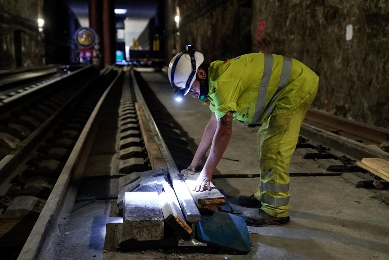 Un trabajador durante las obras de renovación de un túnel. EP