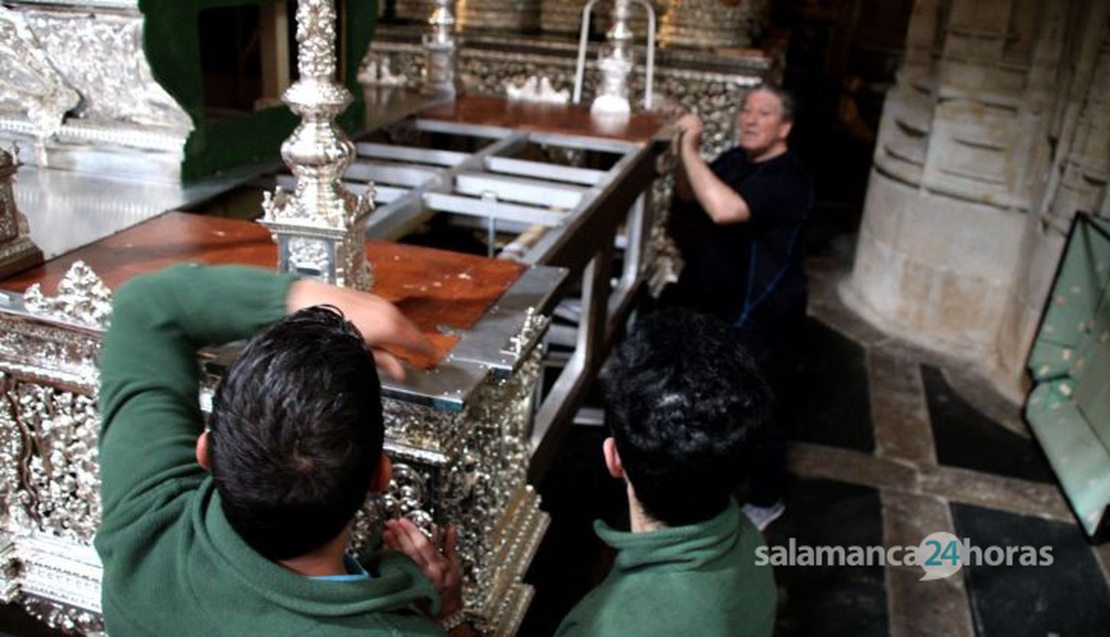 Montaje de los pasos de la Hermandad Dominicana (Virgen de la Esperanza) (55)