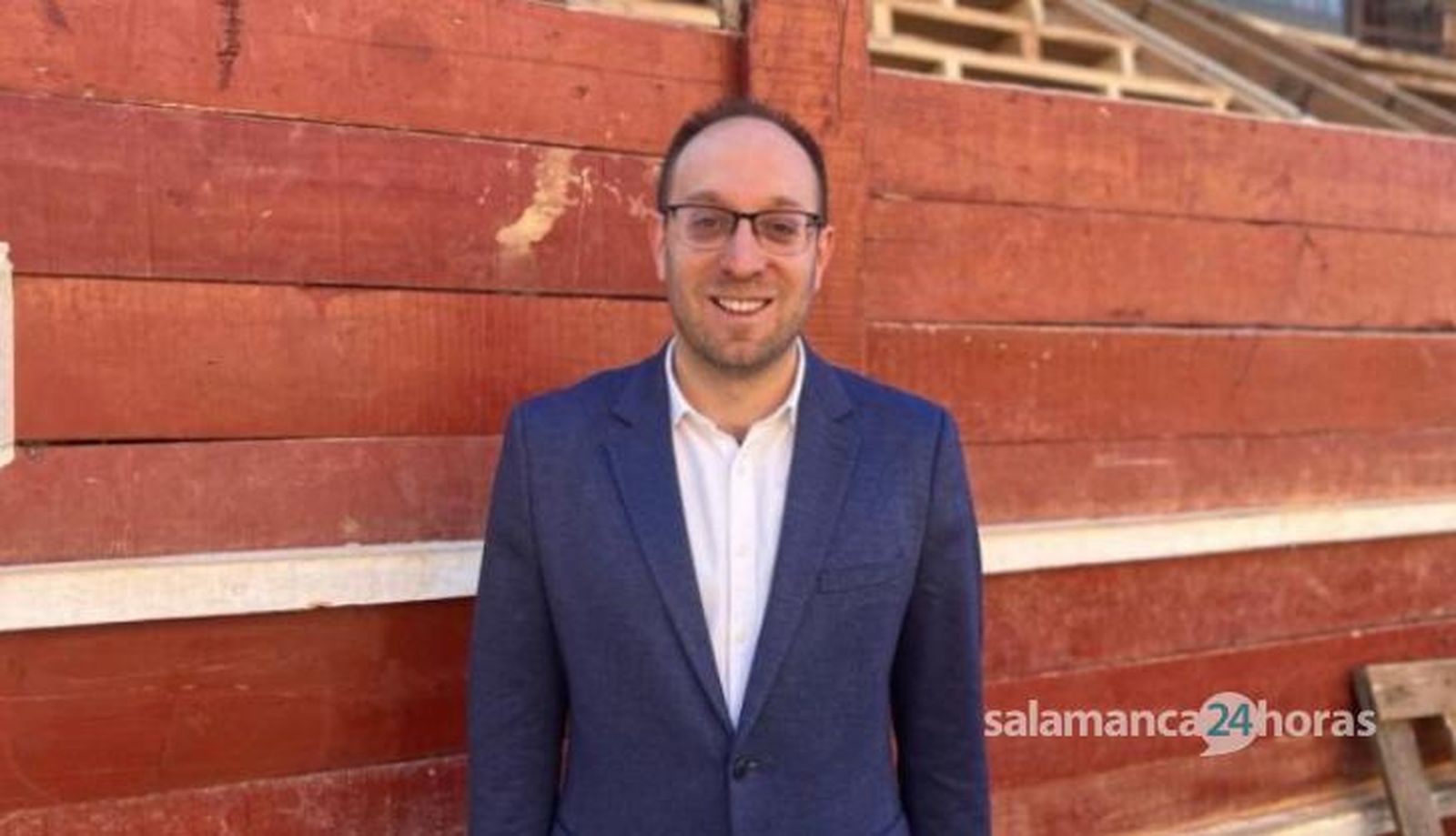 Marcos Iglesias, alcalde de Ciudad Rodrigo junto a los tablaos del coso taurino artesanal. Foto S24H