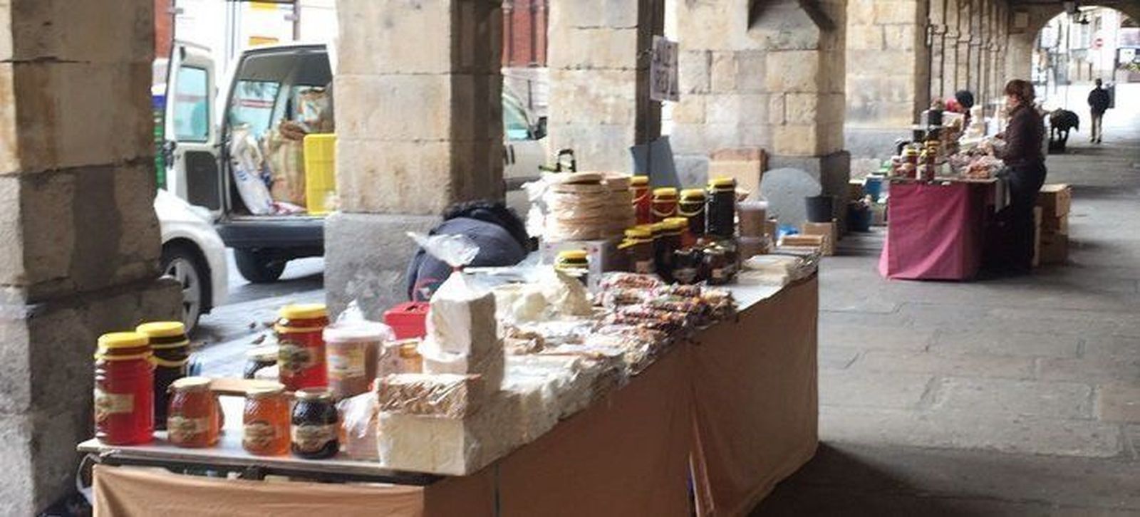 Los soportales de la Plaza Mayor ya huelen a Navidad con las turroneras de La Alberca