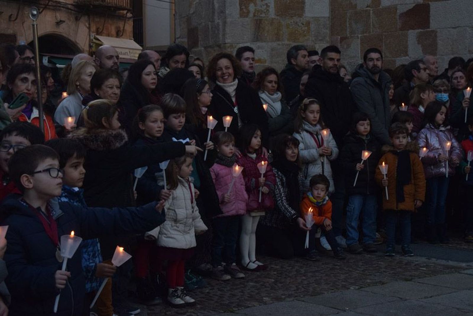 las-candelas-vuelven-a-unir-la-iglesia-de-san-juan-con-la-de-san-vicente-76