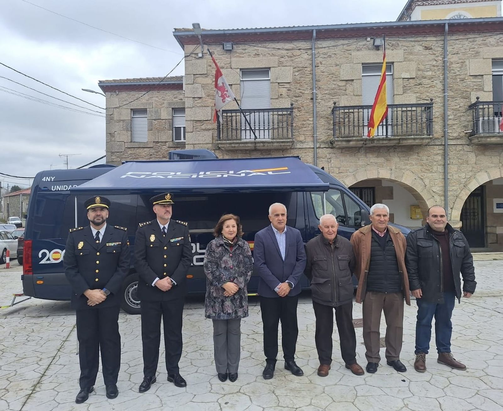 La Policía Nacional acerca la expedición de DNI y pasaportes a zonas rurales de Salamanca con una nueva unidad móvil La Policía Nacional acerca la expedición de DNI y pasaportes a zonas rurales de Salamanca con una nueva unidad móvil