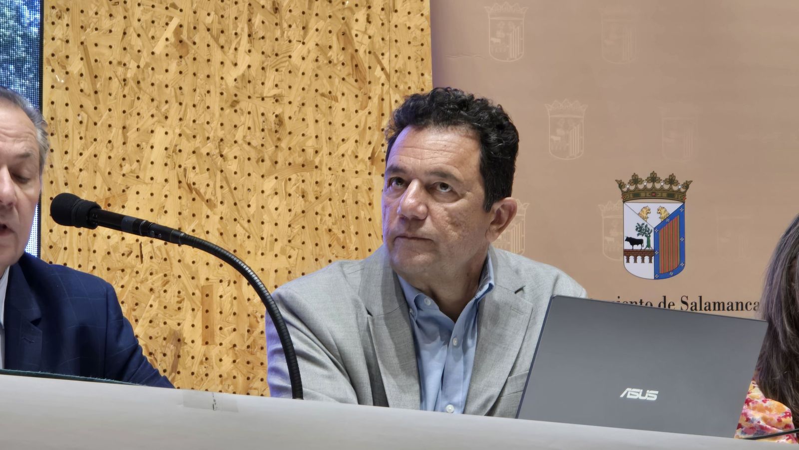 El concejal de Fomento, Fernando Carabias, preside el sorteo de la nueva promoción de vivienda pública de alquiler en el barrio de Capuchinos