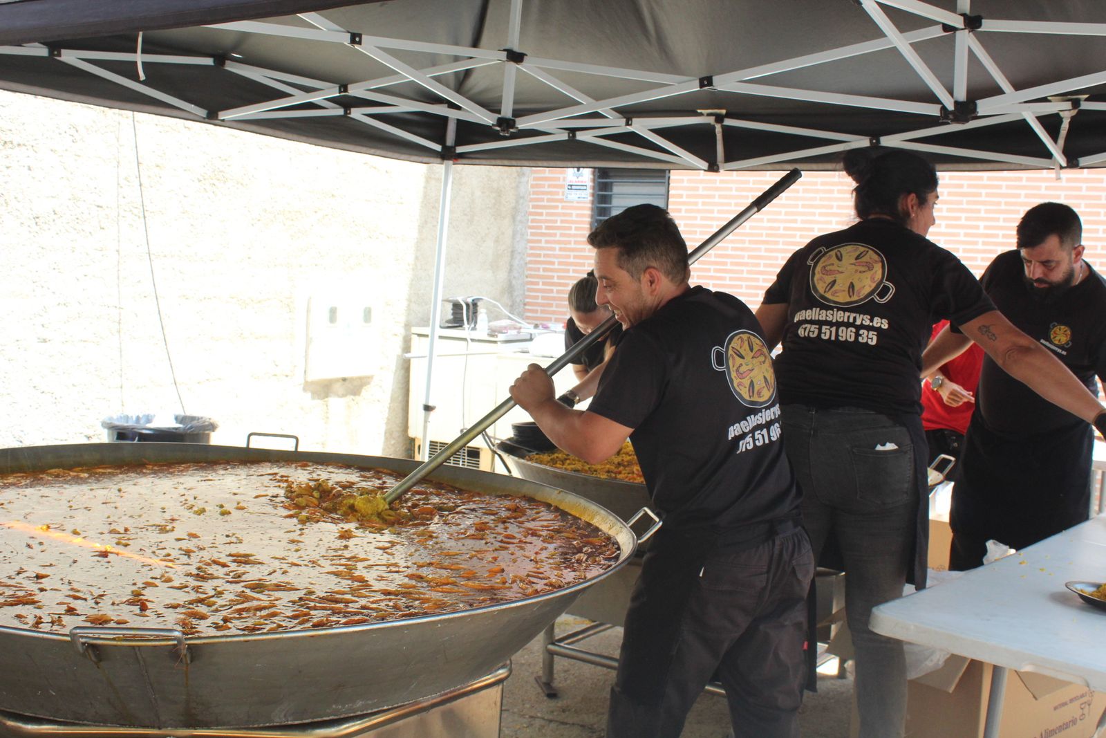 Banquete de paella en Doñinos para despedir sus fiestas por Santo Domingo de Guzmán