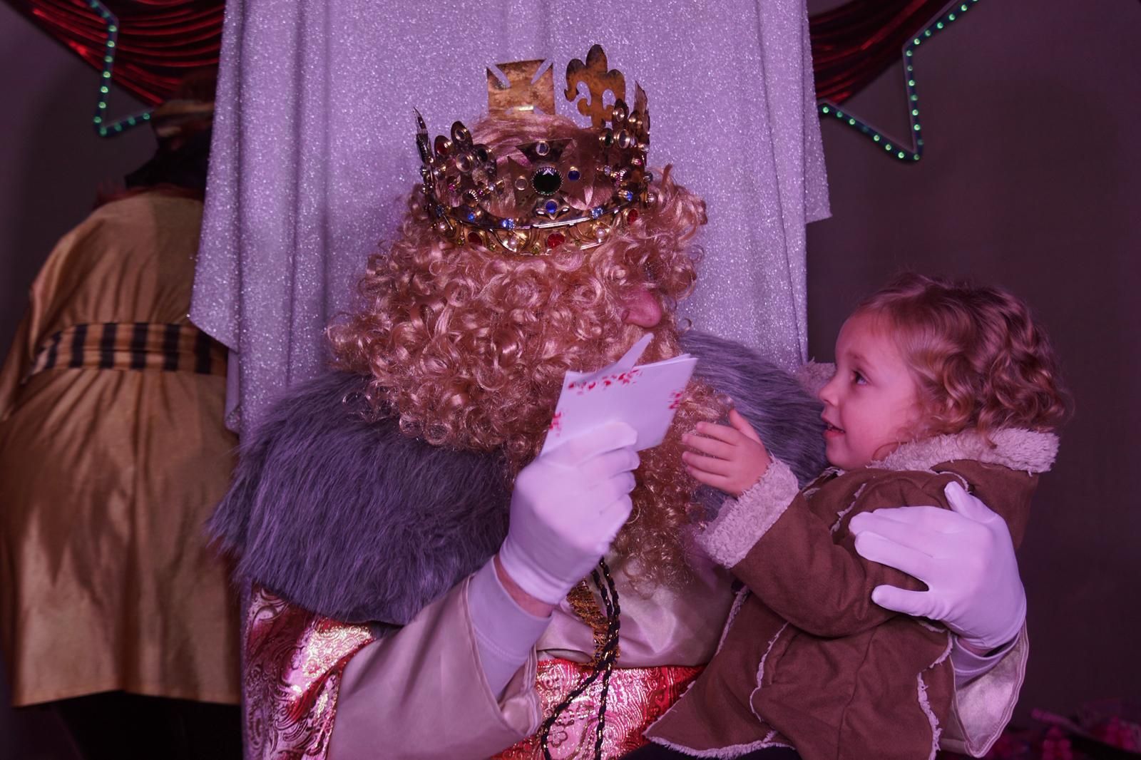 Los Reyes Magos reciben las cartas de los niños de El Encinar