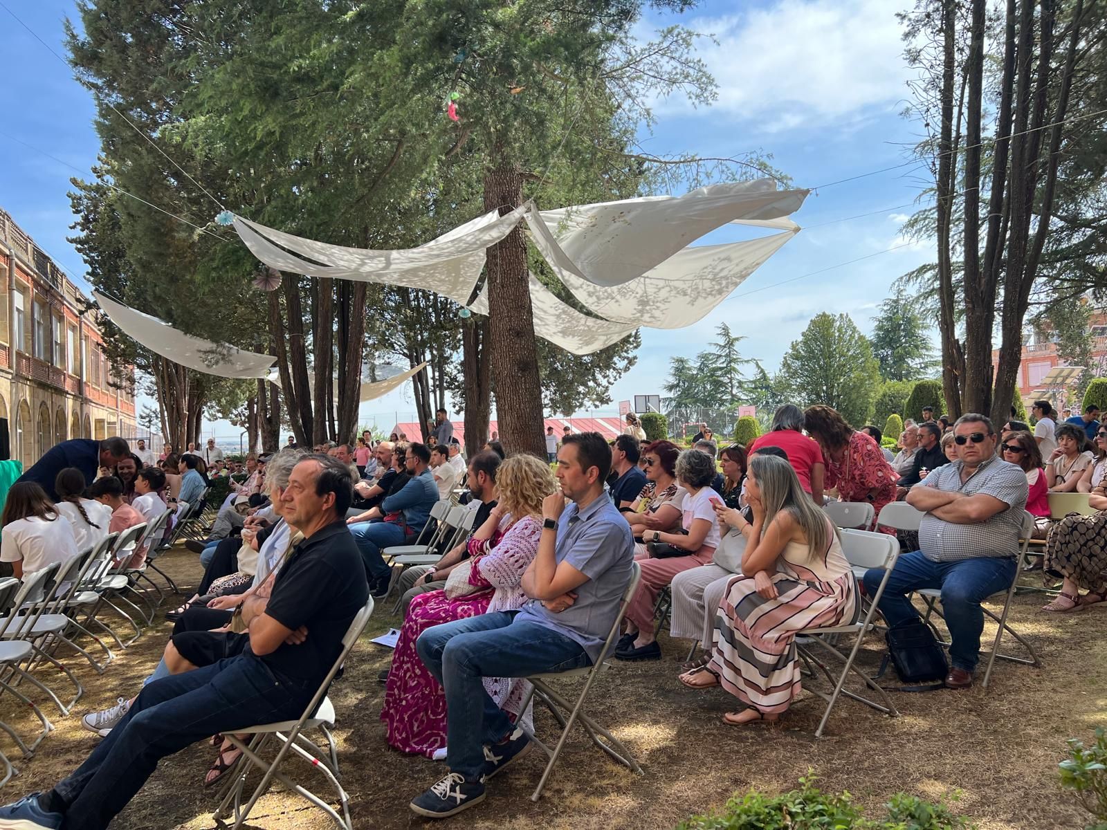 GALERÍA | Emotivo último adiós a Elena, la querida profesora del CIFP Río Tormes