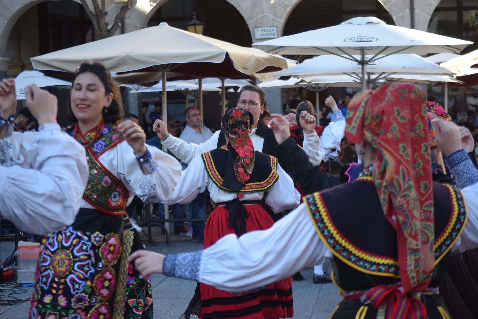 dona-urraca-celebra-en-la-plaza-mayor-el-dia-de-la-danza-10
