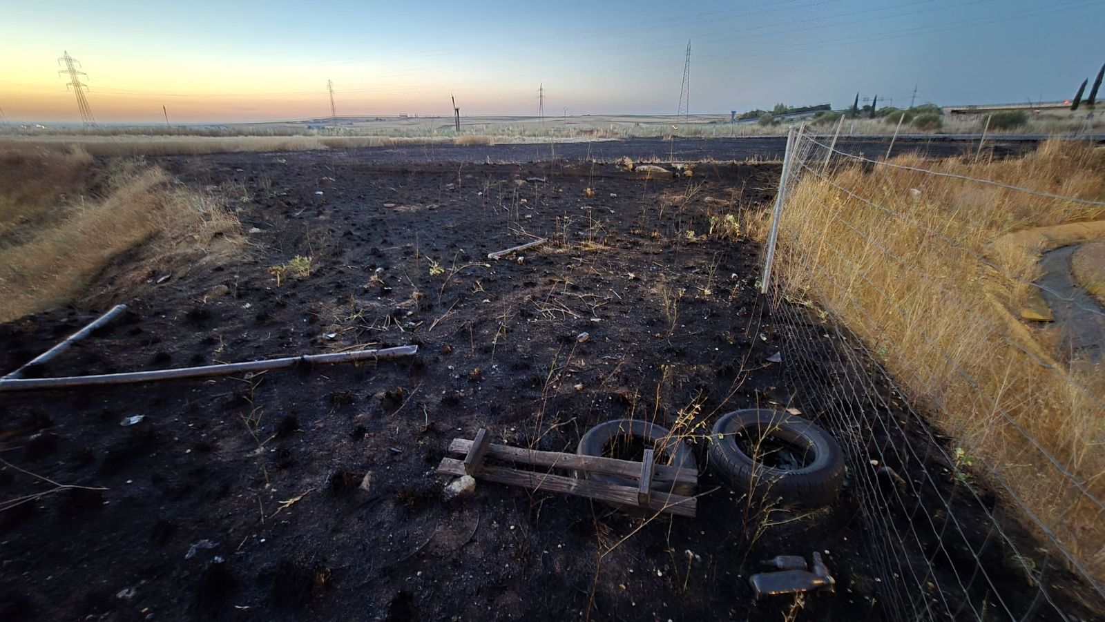 Incendio de pasto en los entornos de una nave con maquinaria en el polígono de Villares de la Reina