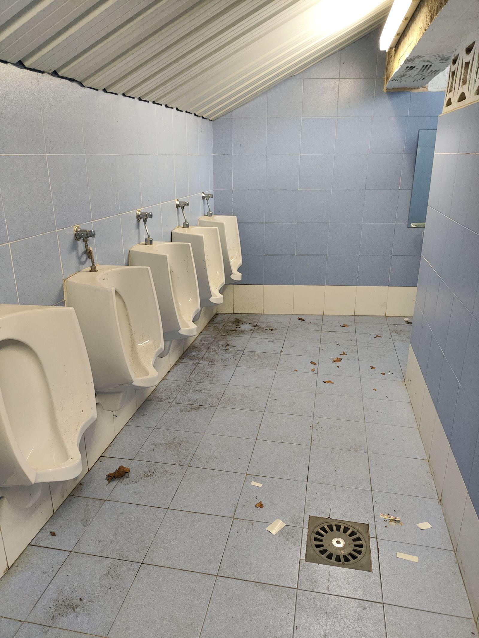 Foto de un lector denunciado el estado de los baños del Helmántico