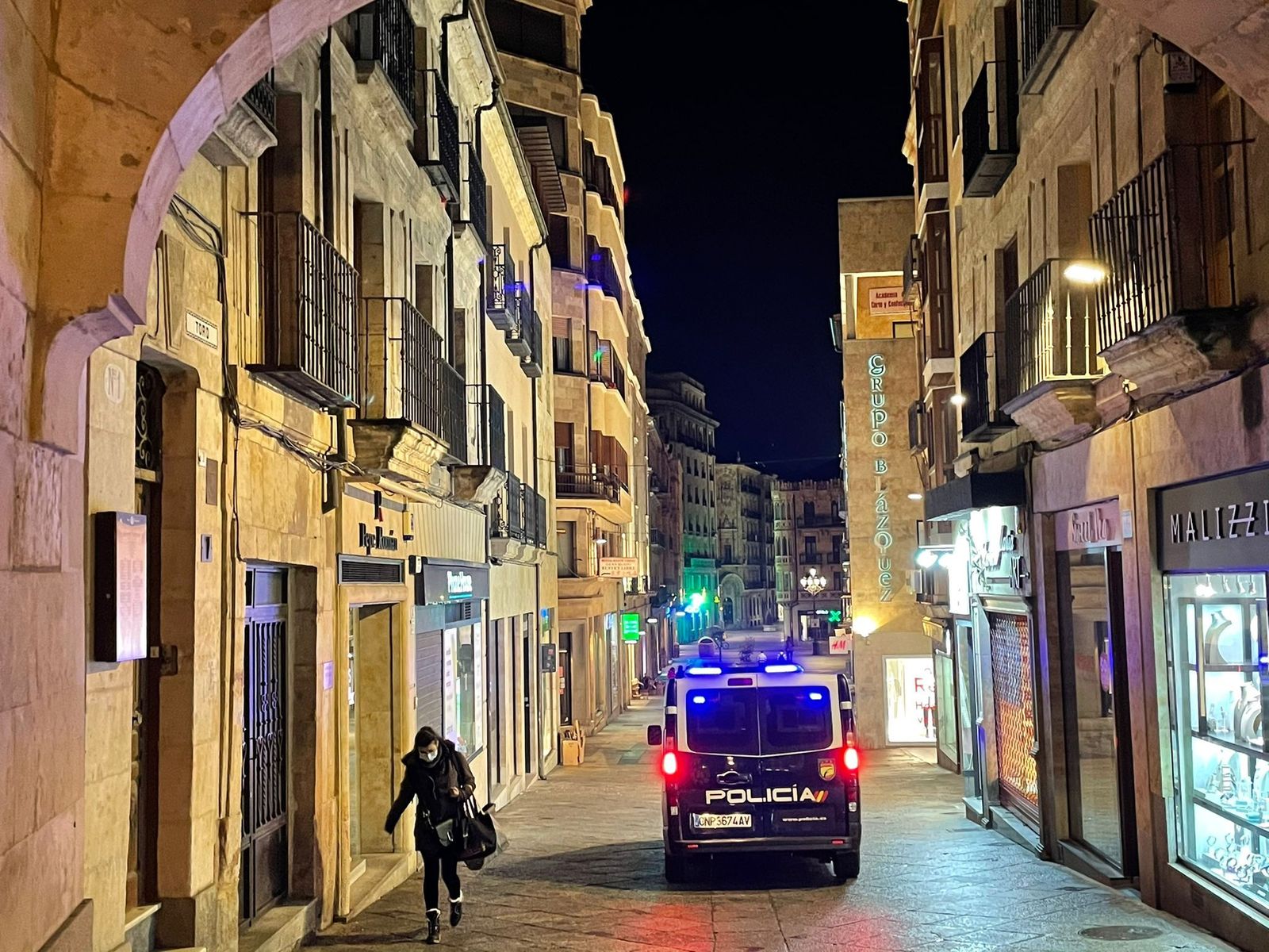 Agentes de la Policía Nacional trabajan para que se cumpla el toque de queda en Salamanca. Foto: SALAMANCA24HORAS