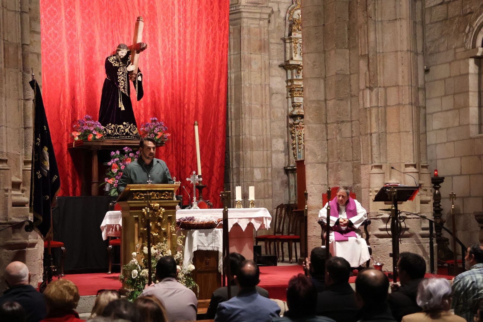 GALERÍA | Entrada de nuevos hermanos a la Cofradía de la Vera Cruz