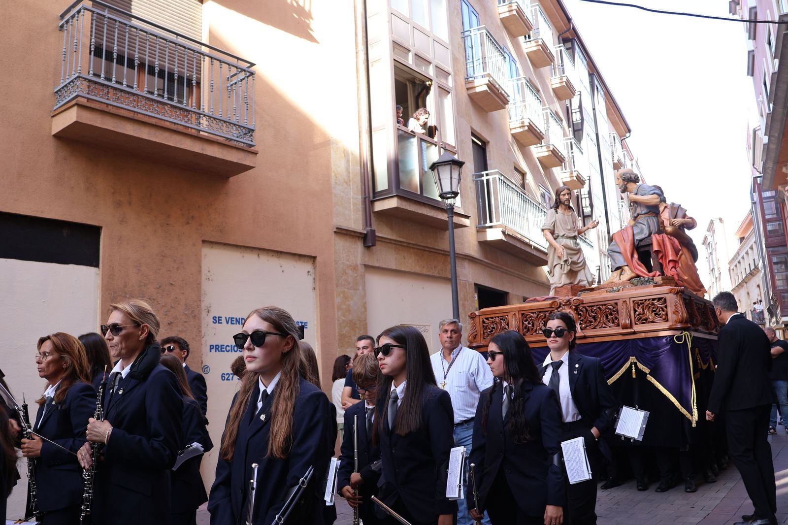 La Exaltación de la Cruz procesiona por las calles de Zamora rumbo a la carpa de San Bernabé