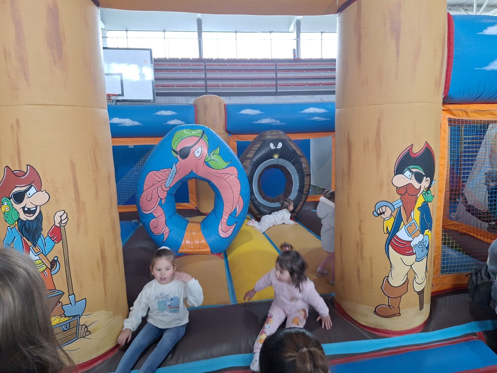 Hinchables, mercadillo y visita de papa Noel en Villamayor (13).jpeg